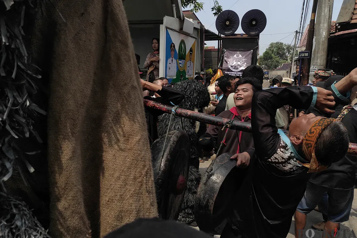 Sejumlah seniman lokal yang tergabung dalam beberapa komunitas seni dan budaya, tengah unjuk kebolehannya dalam parade seni daerah di Desa Cibiru Hilir, Cileunyi, Kabupaten Bandung, beberapa waktu lalu. (Sumber: Poskota/Ade Mamad)