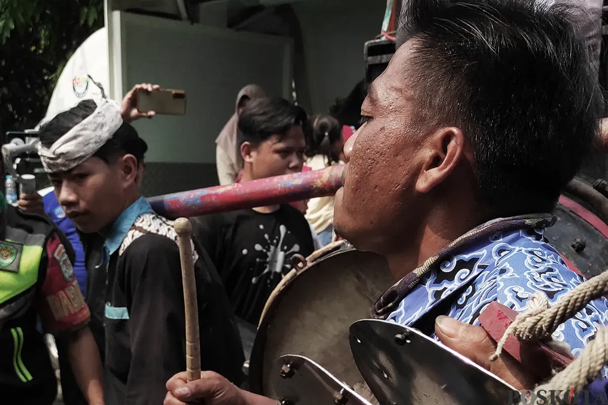 Sejumlah seniman lokal yang tergabung dalam beberapa komunitas seni dan budaya, tengah unjuk kebolehannya dalam parade seni daerah di Desa Cibiru Hilir, Cileunyi, Kabupaten Bandung, beberapa waktu lalu. (Sumber: Poskota/Ade Mamad)