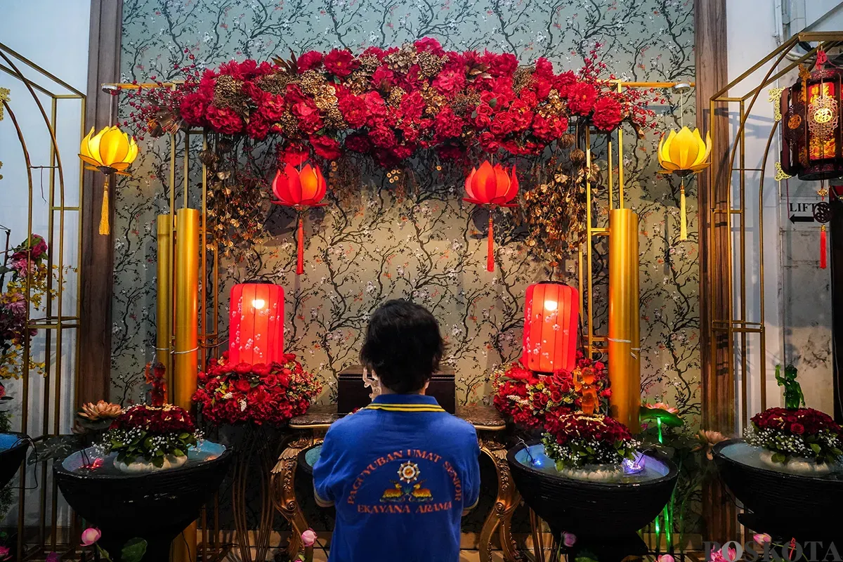Umat Buddha bersembahyang pada rangkaian Perayaan Tri Suci Waisak 2569 BE di Wihara Ekayana Arama, Duri Kepa, Jakarta Barat, Senin, 12 Mei 2025 . (Sumber: Poskota/Bilal Nugraha Ginanjar)