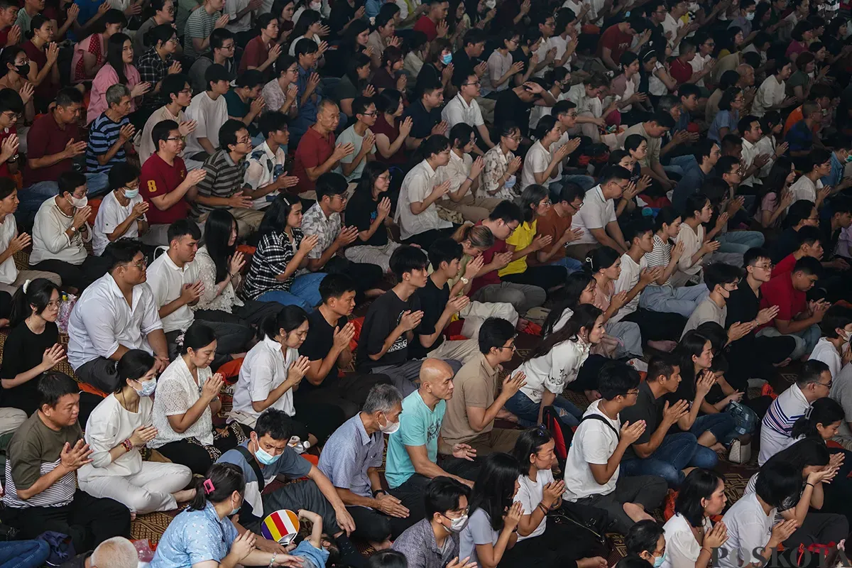 Umat Buddha bersembahyang pada rangkaian Perayaan Tri Suci Waisak 2569 BE di Wihara Ekayana Arama, Duri Kepa, Jakarta Barat, Senin, 12 Mei 2025 . (Sumber: Poskota/Bilal Nugraha Ginanjar)