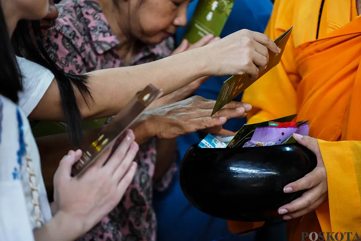 Umat Buddha bersembahyang pada rangkaian Perayaan Tri Suci Waisak 2569 BE di Wihara Ekayana Arama, Duri Kepa, Jakarta Barat, Senin, 12 Mei 2025 . (Sumber: Poskota/Bilal Nugraha Ginanjar)