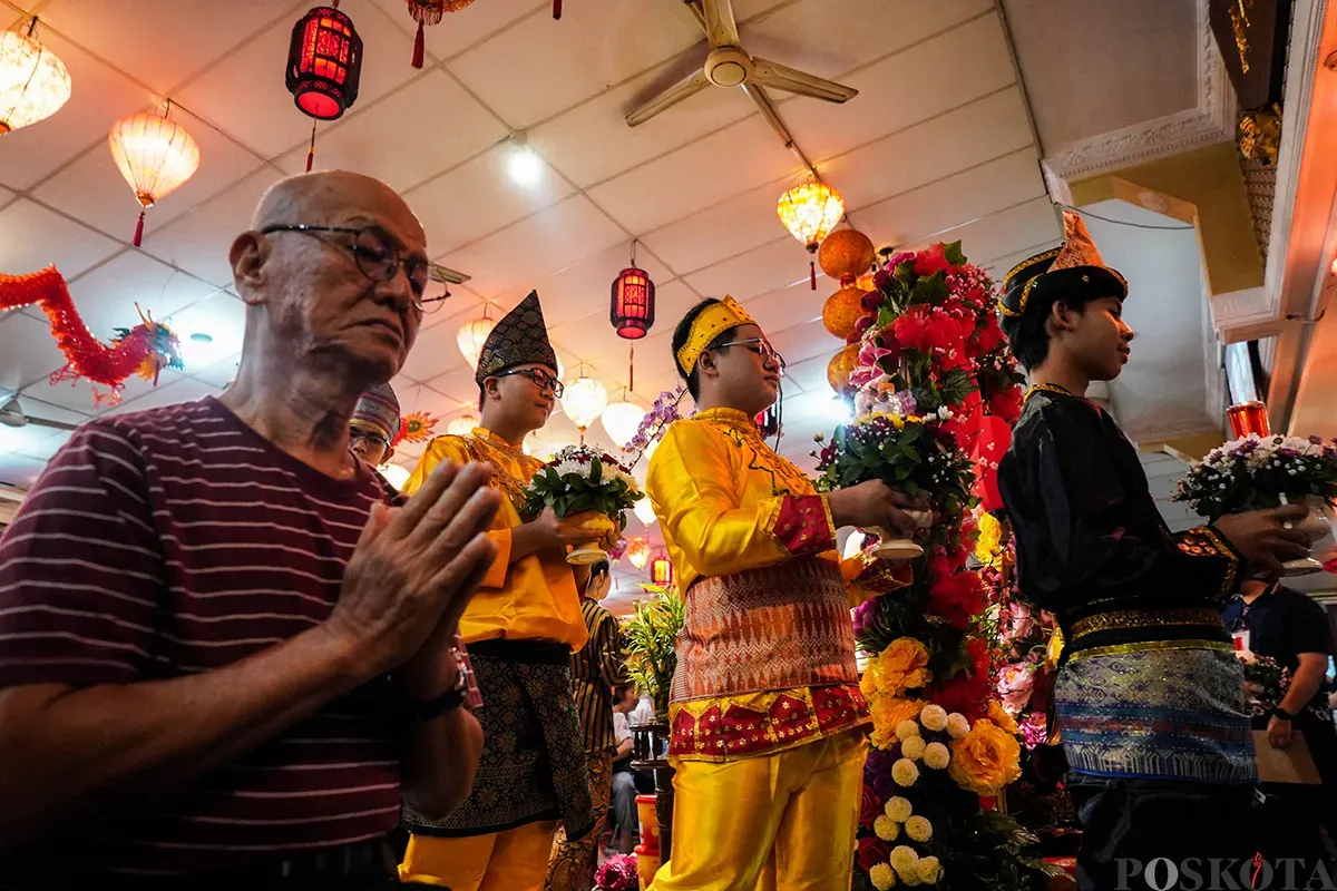 Umat Buddha bersembahyang pada rangkaian Perayaan Tri Suci Waisak 2569 BE di Wihara Ekayana Arama, Duri Kepa, Jakarta Barat, Senin, 12 Mei 2025 . (Sumber: Poskota/Bilal Nugraha Ginanjar)