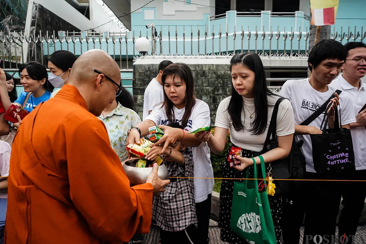 Umat Buddha bersembahyang pada rangkaian Perayaan Tri Suci Waisak 2569 BE di Wihara Ekayana Arama, Duri Kepa, Jakarta Barat, Senin, 12 Mei 2025 . (Sumber: Poskota/Bilal Nugraha Ginanjar)