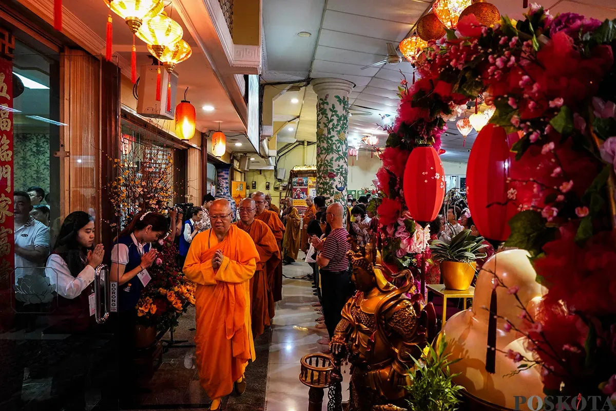 Umat Buddha bersembahyang pada rangkaian Perayaan Tri Suci Waisak 2569 BE di Wihara Ekayana Arama, Duri Kepa, Jakarta Barat, Senin, 12 Mei 2025 . (Sumber: Poskota/Bilal Nugraha Ginanjar)
