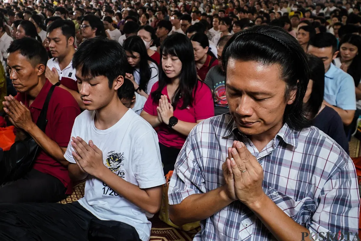 Umat Buddha bersembahyang pada rangkaian Perayaan Tri Suci Waisak 2569 BE di Wihara Ekayana Arama, Duri Kepa, Jakarta Barat, Senin, 12 Mei 2025 . (Sumber: Poskota/Bilal Nugraha Ginanjar)