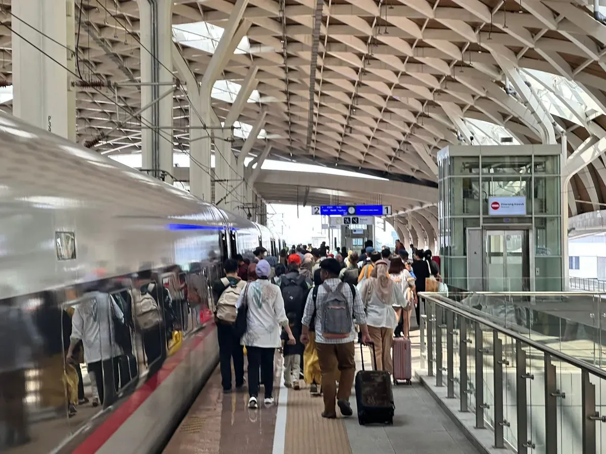 Masyarakat memanfaatkan layanan kereta cepat atau Whoosh di musim libur panjang Waisak. Selama long weekend, KCIC mencatat lebih dari 90 ribu tiket telah terjual. (Sumber: PT KCIC)