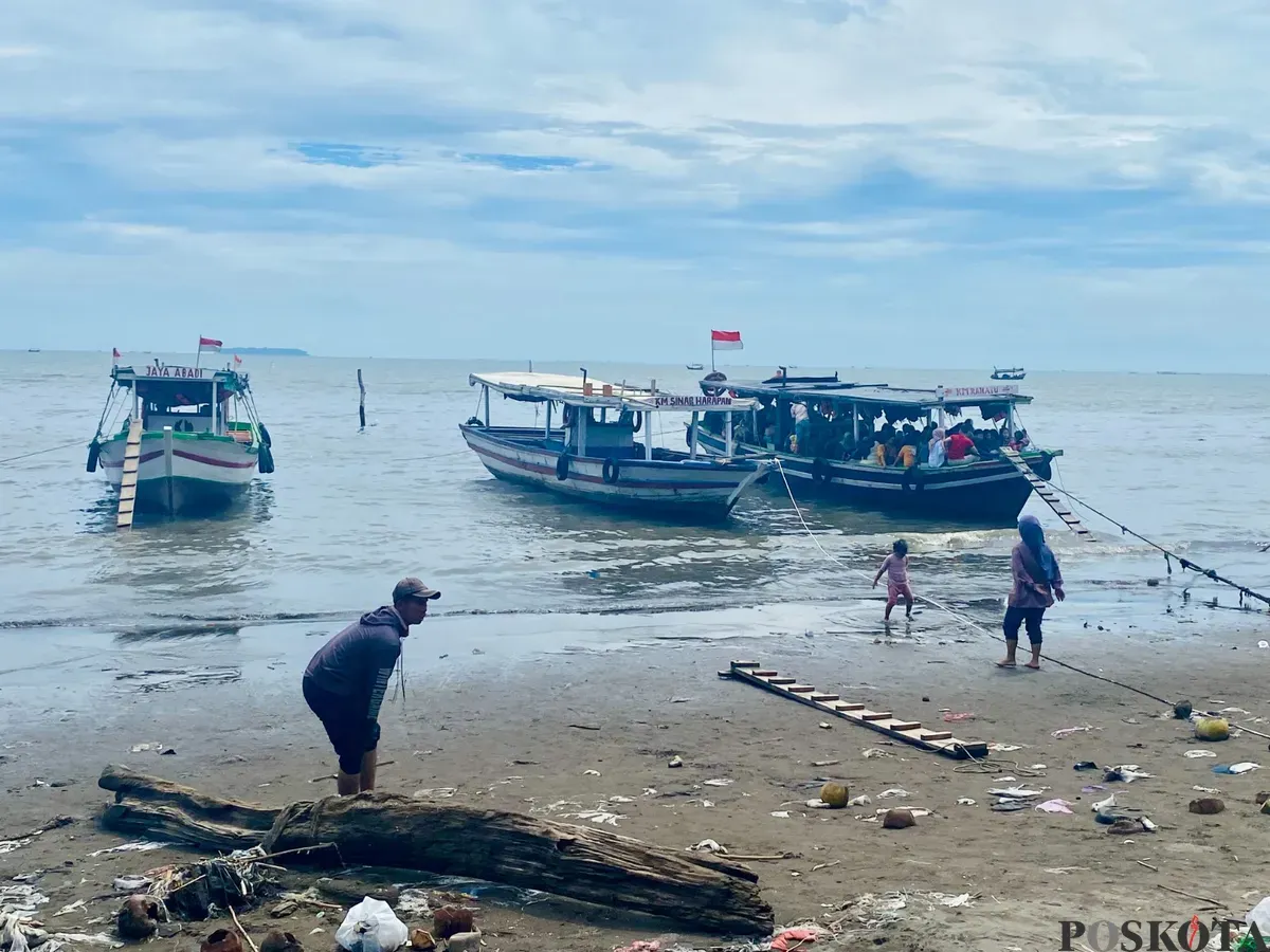 Kapal dipenuhi pengunjung hendak melakukan penyeberangan menuju Kepulauan Seribu, Senin 12 Mei 2025. (Sumber: Poskota/Primayanti Juli Kumala Manalu)