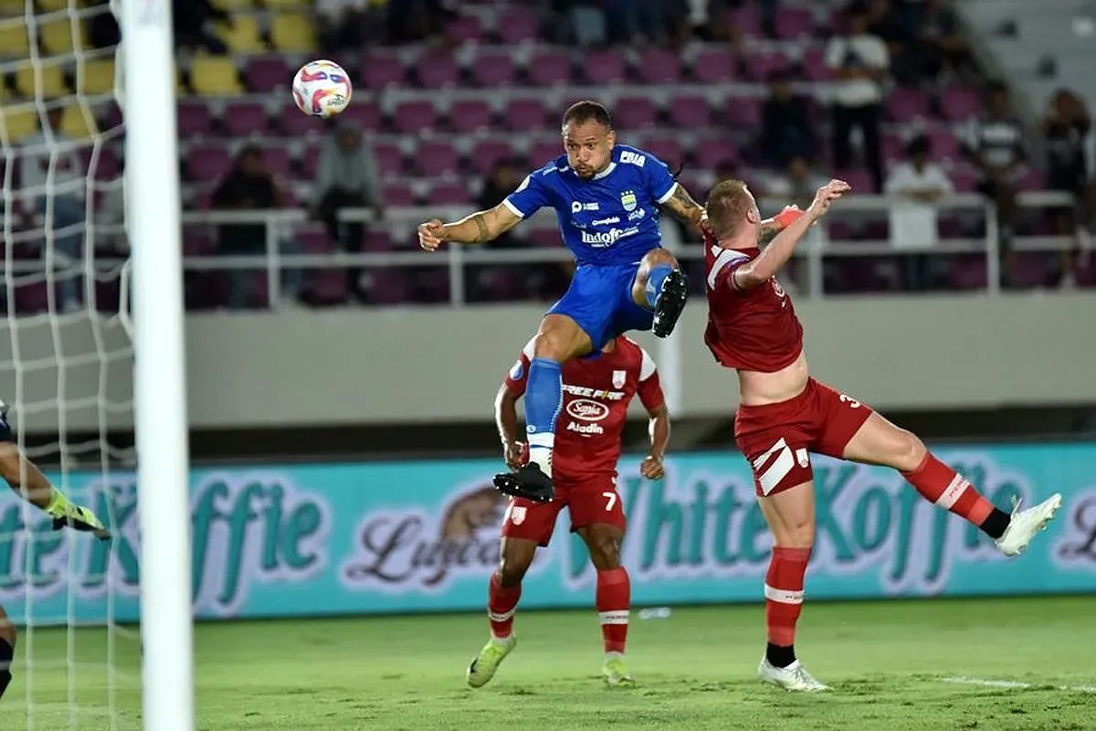 Persib saat hadapi Persis Solo di Stadion Manahan pada putaran pertama Liga 1 musim 2024-25. (Sumber: Media Officer Persib Bandung)