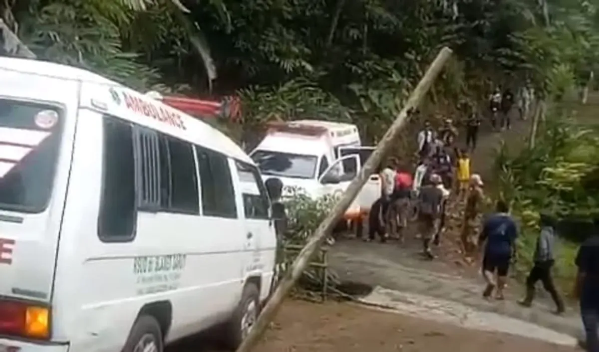 Proses evakuasi korban ledakan amunisi TNI di Desa Sagara, Kecamatan Cibalong, Kabupaten Garut, Senin, 12 Mei 2025. (Sumber: Istimewa)