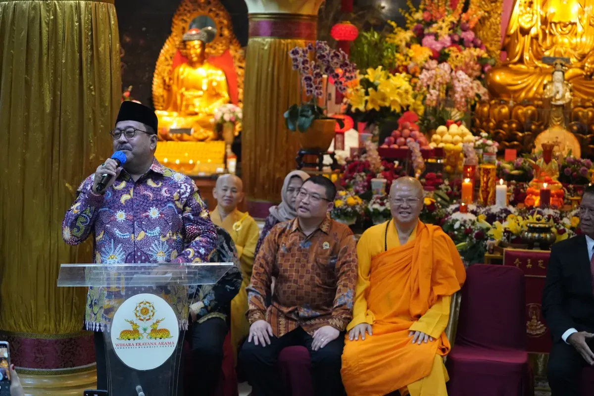 Wakil Gubernur Jakarta Rano Karno saat memberikan sambutan di acara Perayaan Tri Suci Waisak, Wihara Ekayana Arama–Indonesia Buddhist Centre, Jakarta Barat, Senin 12 Mei 2025. (Sumber: Poskota/Bilal Nugraha Ginanjar)