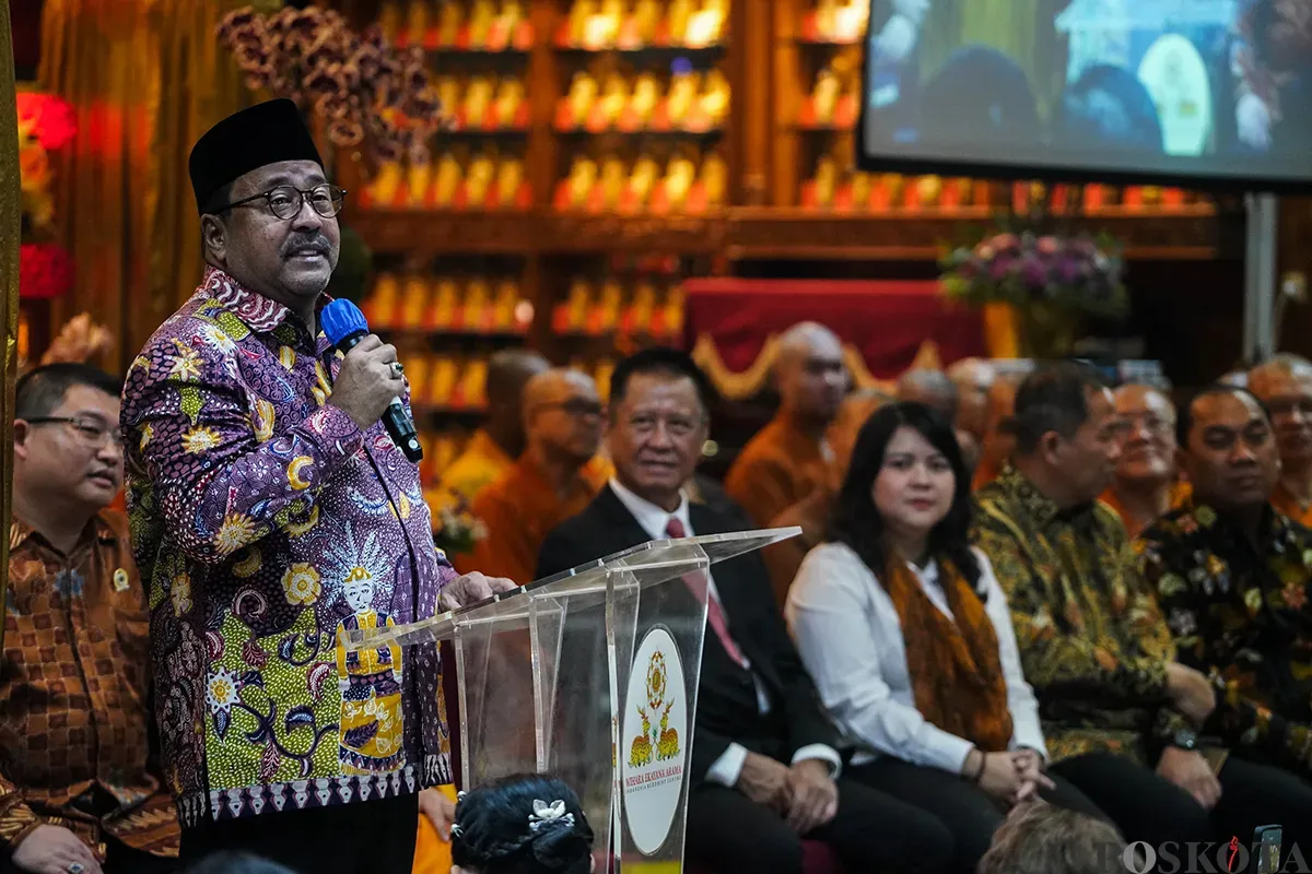 Wakil Gubernur DKI Jakarta Rano Karno memberikan sambutan saat Perayaan Tri Suci Waisak 2569 BE di Wihara Ekayana Arama, Duri Kepa, Jakarta Barat, Senin 12 Mei 2025. (Sumber: Poskota/Bilal Nugraha Ginanjar)
