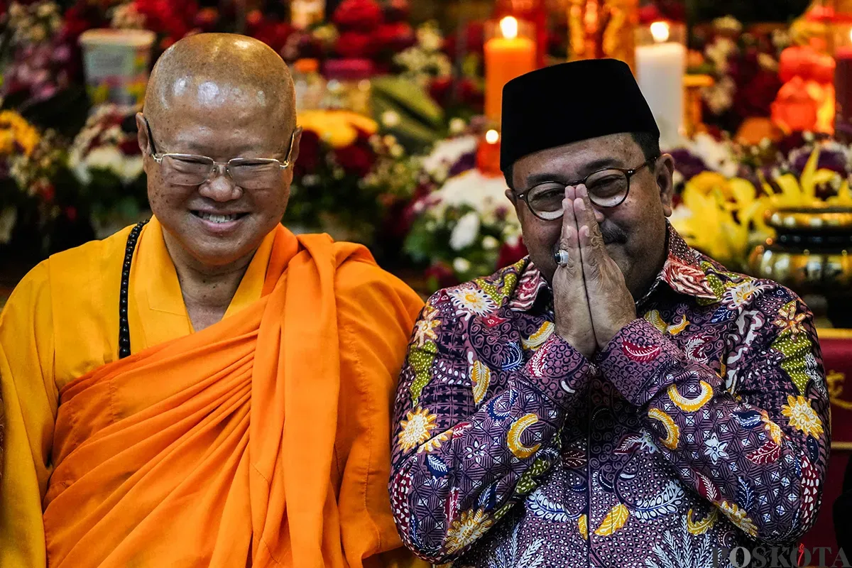 Wakil Gubernur DKI Jakarta Rano Karno (kanan) usai memberikan sambutan saat Perayaan Tri Suci Waisak 2569 BE di Wihara Ekayana Arama, Duri Kepa, Jakarta Barat, Senin 12 Mei 2025. (Sumber: Poskota/Bilal Nugraha Ginanjar)