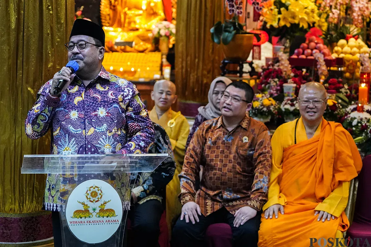 Wakil Gubernur DKI Jakarta Rano Karno memberikan sambutan saat Perayaan Tri Suci Waisak 2569 BE di Wihara Ekayana Arama, Duri Kepa, Jakarta Barat, Senin 12 Mei 2025. (Sumber: Poskota/Bilal Nugraha Ginanjar)