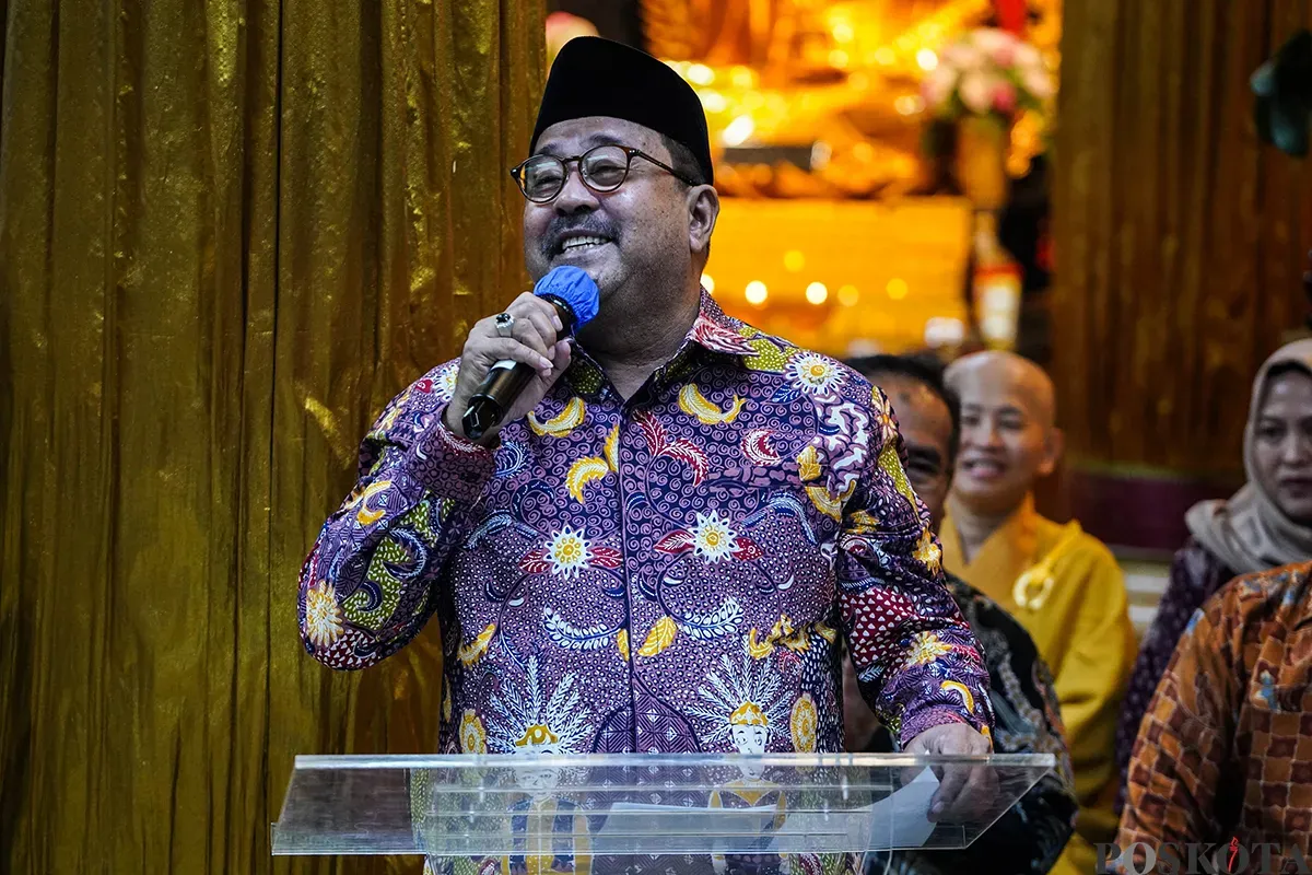 Wakil Gubernur DKI Jakarta Rano Karno memberikan sambutan saat Perayaan Tri Suci Waisak 2569 BE di Wihara Ekayana Arama, Duri Kepa, Jakarta Barat, Senin 12 Mei 2025. (Sumber: Poskota/Bilal Nugraha Ginanjar)