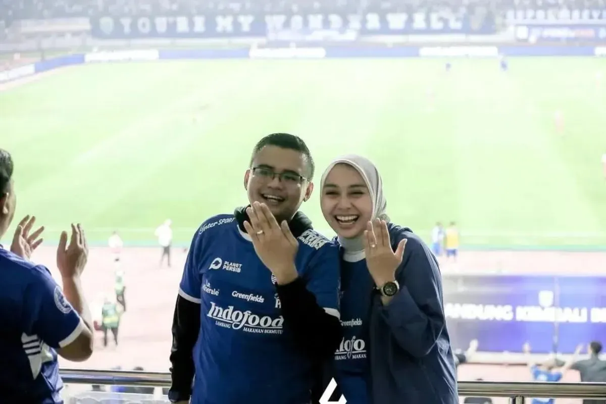 Maula Akbar dan Putri Karlina bagikan momen tukar cincin di Stadion GBLA Persib, tanda sudah tunangan. (Sumber: Instagram)