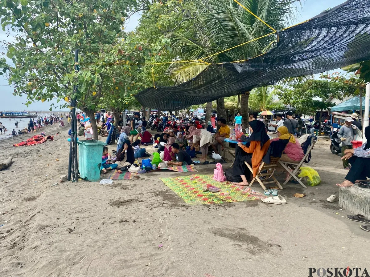 Suasana Pantai Tanjung Pasir, Kabupaten Tangerang tampak dipenuhi pengunjung di libur Waisak pada Senin,12 Mei 2025. (Sumber: Poskota/Primayanti Juli Kumala Manalu)
