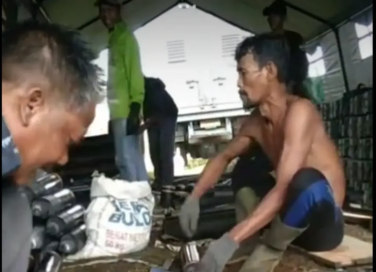 Beredar video sejumlah warga sipil diperbantukan oleh TNI dalam persiapan menjelang peledakan pemusnahan amunisi kedaluwarsa di Garut. (Sumber: Capture video tiktok @Qiii)
