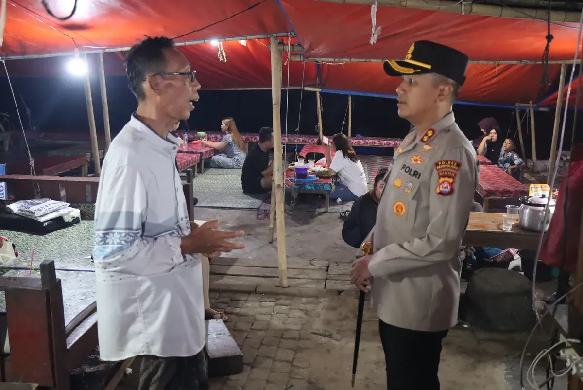 Kapolres Pandeglang, AKBP Dhyno Indra Setyadi saat berbincang dengan para pedagang saat patroli di wisata kuliner Teluk, Labuan. (Sumber: Dok. Polres Pandeglang)