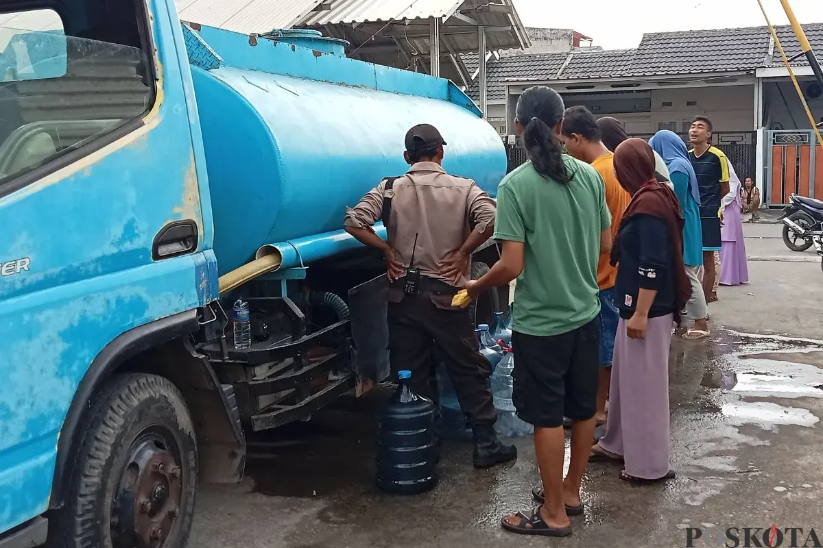 Warga Perumahan Pondok Permata, Babelan, Kabupaten Bekasi, mengantre air bersih dari tangki PDAM Tirta Bhagasasi, Selasa, 13 Mei 2025. (Sumber: Poskota/Nurpini Aulia Rapika)