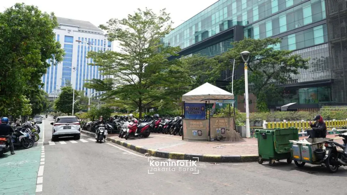 Kondisi trotoar di kawasan Puri dekat kantor Walikota Jakarta Barat. (Sumber: Dok. Kominfotik Jakbar)