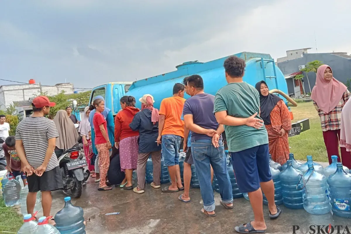 Warga Perumahan Pondok Permata, Kecamatan Babelan, Kabupaten Bekasi, mengantre air bersih, Selasa, 13 Mei 2025. (Sumber: Poskota/Nurpini Aulia Rapika)