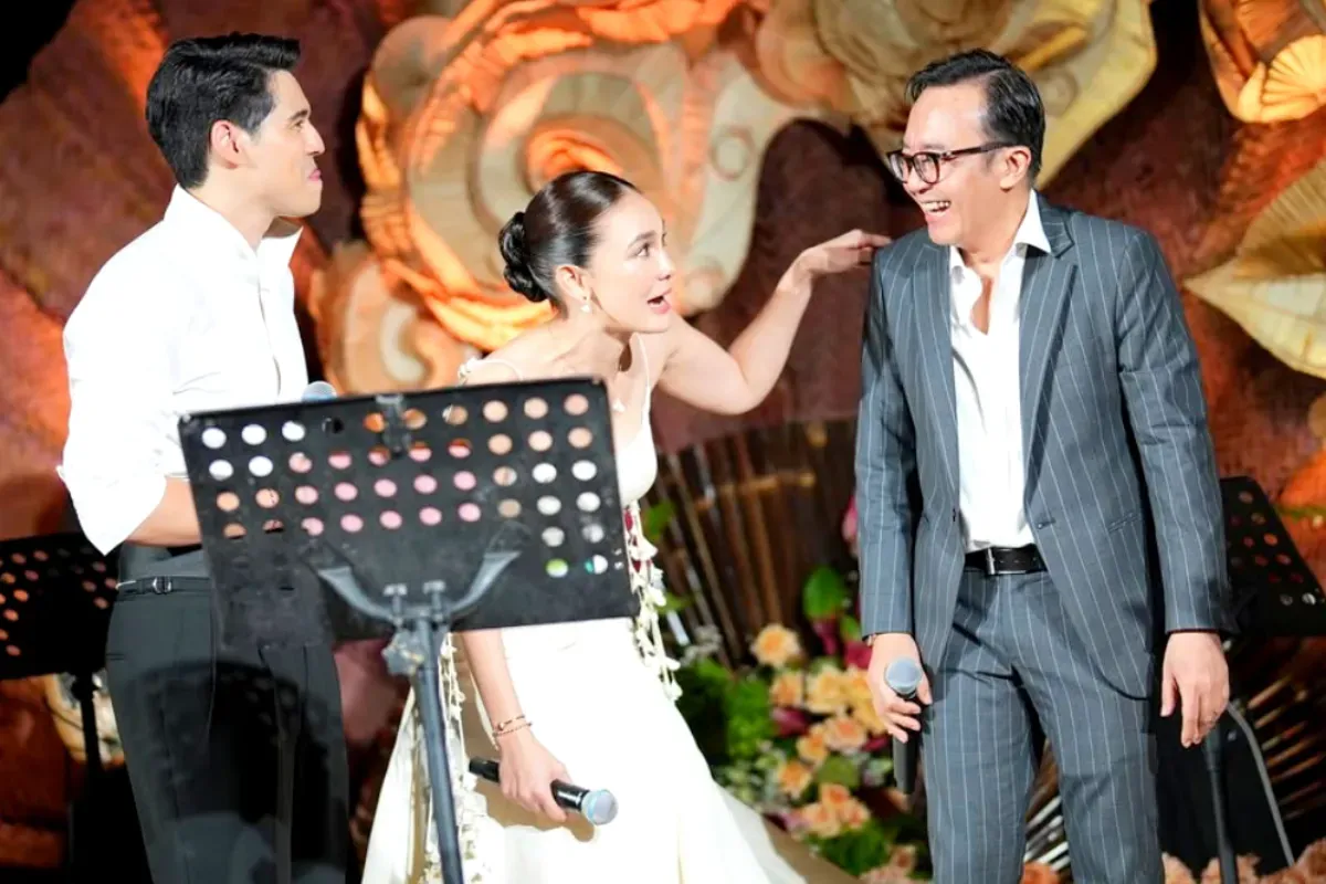 Potret resepsi pernikahan mewah Luna Maya dan Maxime Bouttier di Bali, penyanyi Ari Lasso mencuri perhatian dengan komentarnya yang lucu dan kehadirannya bersama Dearly Djoshua. (Sumber: Instagram/@arilasso)