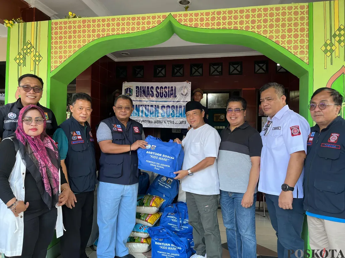 Dinsos Jakarta berikan bantuan kepada warga Kalideres, Jakarta Barat, yang terdampak angin puting beliung, Selasa, 13 Mei 2025. (Sumber: Poskota/Pandi Ramedhan)