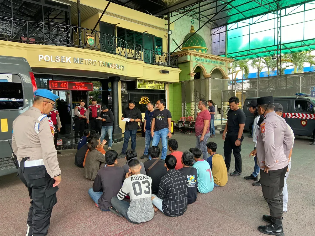 Polres Metro Jakarta Pusat menangkap 14 orang juru parkir liar dan "pak ogah" di wilayah Tamansari, Jakarta Barat, pada Senin, 12 Mei 2025. (Sumber: Dok. Polres Jakarta Barat)