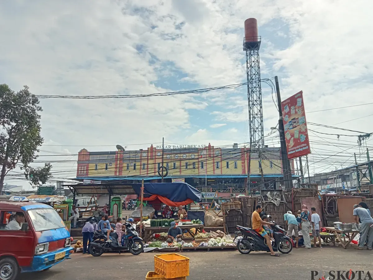 Suasana jual beli di Pasar Baru, Bekasi Timur. Pedagang mengaku was-was dan terganggu dengan adanya tindakan premanisme yang kerap terjadi. (Sumber: Poskota/Nurpini Aulia Rapika)