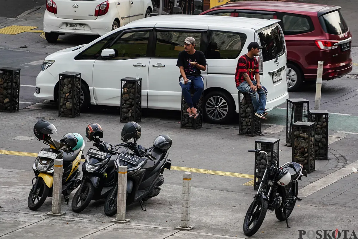 Juru parkir liar berjaga di depan area Taman Ismail Marzuki, Cikini, Jakarta, Selasa, 13 Mei 2025. (Sumber: Poskota/Bilal Nugraha Ginanjar)