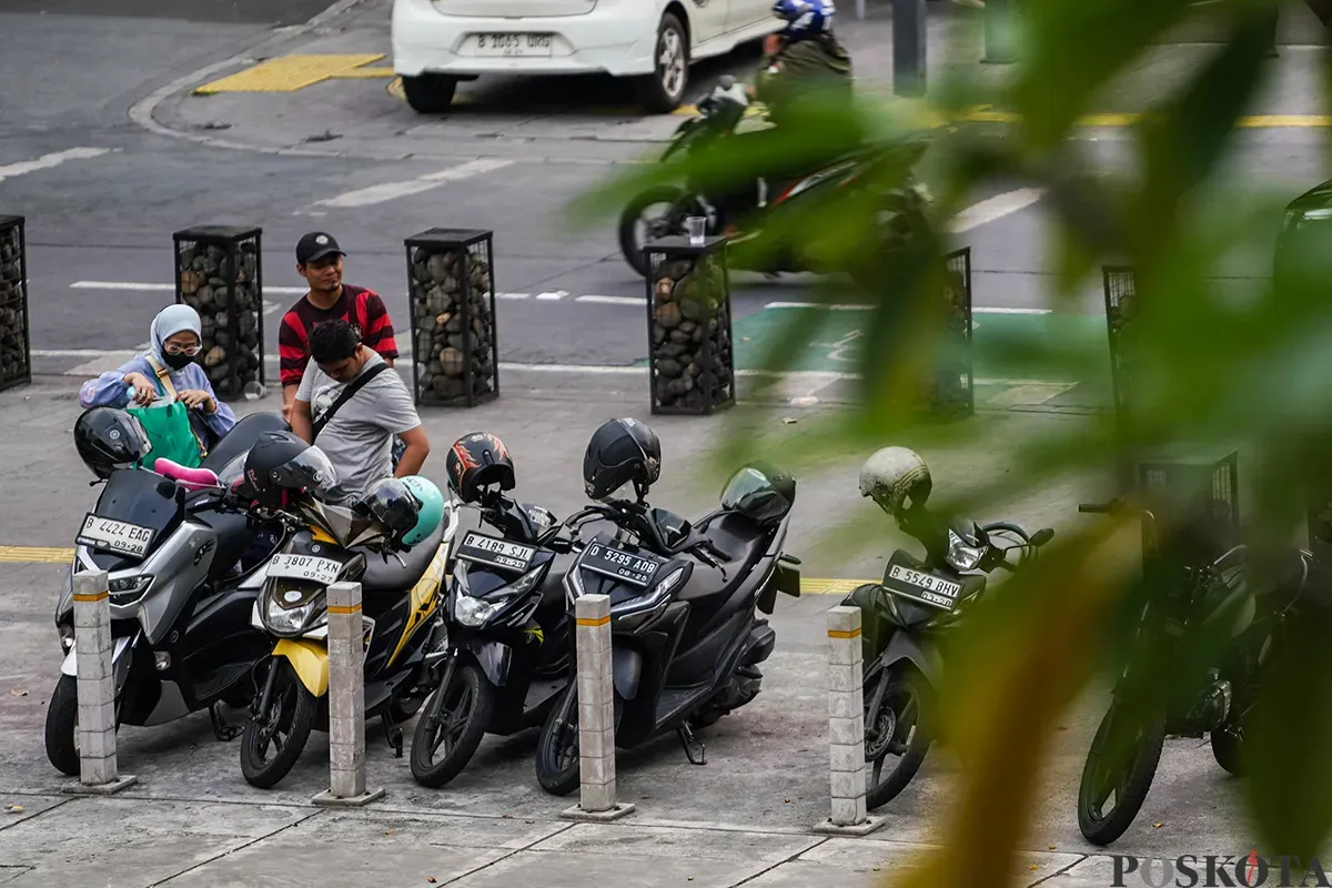 Juru parkir liar berjaga di depan area Taman Ismail Marzuki, Cikini, Jakarta, Selasa, 13 Mei 2025. (Sumber: Poskota/Bilal Nugraha Ginanjar)