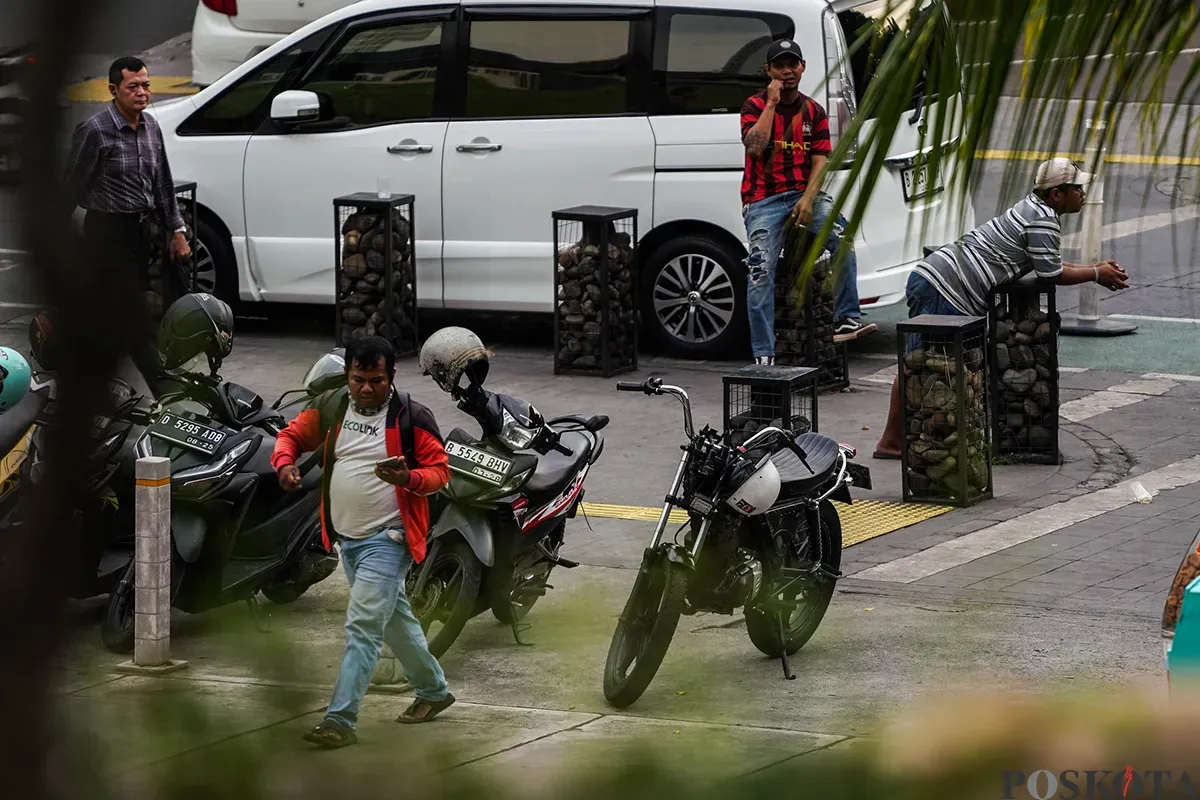 Juru parkir liar berjaga di depan area Taman Ismail Marzuki, Cikini, Jakarta, Selasa, 13 Mei 2025. (Sumber: Poskota/Bilal Nugraha Ginanjar)