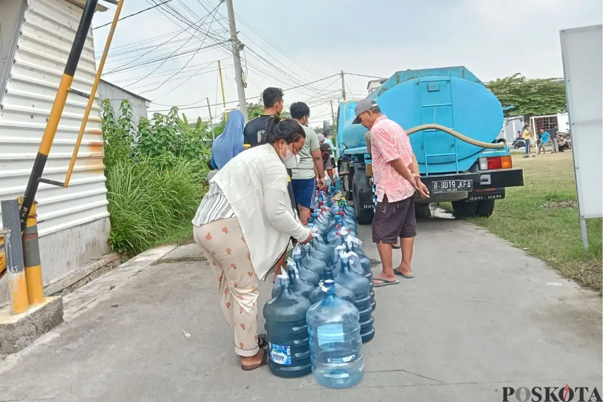 Warga Perumahan Pondok Permata, Babelan, Kabupaten Bekasi mengantre air bersih dari PDAM, Selasa, 13 Mei 2025. (Sumber: Poskota/Nurpini Aulia Rapika)