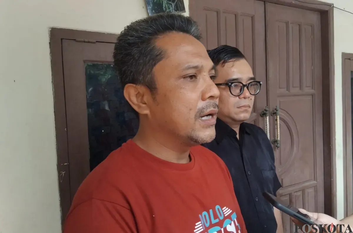 Adhel Setiawan, 48 tahun, dan Rezekinta Sofrizal (Direktur Eksekutif LBH Pendidikan Indonesia) berbicara terkait laporan ke Komnas HAM mengenai pendidikan militer gagasan Gubernur Jawa Barat Dedi Mulyadi. (Sumber: Poskota/Nurpini Aulia Rapika)