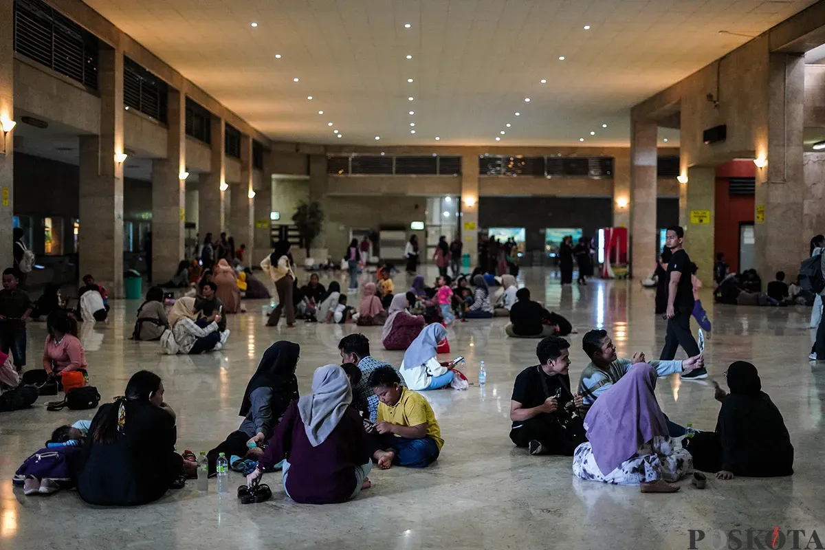 Sejumlah pengunjung menikmati sejumlah fasilitas wisata yang tersedia di kawasan Tugu Monumen Nasional (Monas), Jakarta, Selasa, 13 Mei 2025. (Sumber: Poskota/Bilal Nugraha Ginanjar)