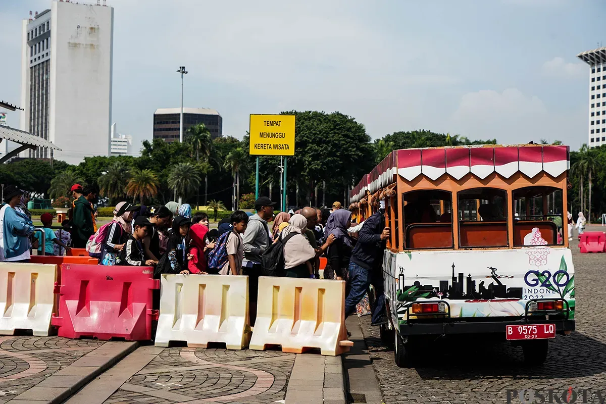 Sejumlah pengunjung menikmati sejumlah fasilitas wisata yang tersedia di kawasan Tugu Monumen Nasional (Monas), Jakarta, Selasa, 13 Mei 2025. (Sumber: Poskota/Bilal Nugraha Ginanjar)