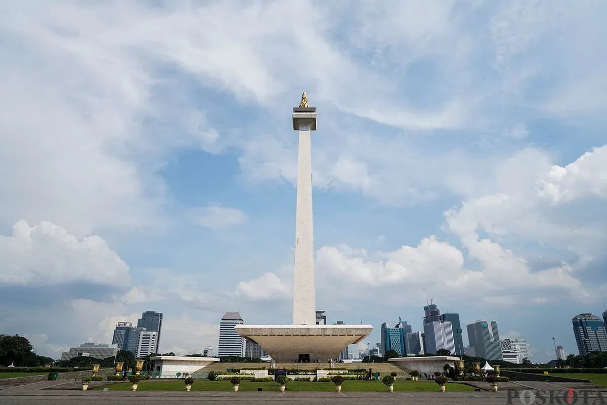 Sejumlah pengunjung menikmati sejumlah fasilitas wisata yang tersedia di kawasan Tugu Monumen Nasional (Monas), Jakarta, Selasa, 13 Mei 2025. (Sumber: Poskota/Bilal Nugraha Ginanjar)
