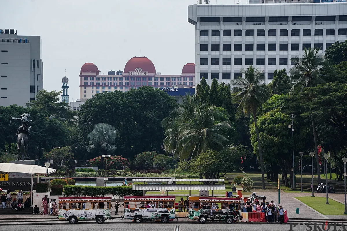 Sejumlah pengunjung menikmati sejumlah fasilitas wisata yang tersedia di kawasan Tugu Monumen Nasional (Monas), Jakarta, Selasa, 13 Mei 2025. (Sumber: Poskota/Bilal Nugraha Ginanjar)