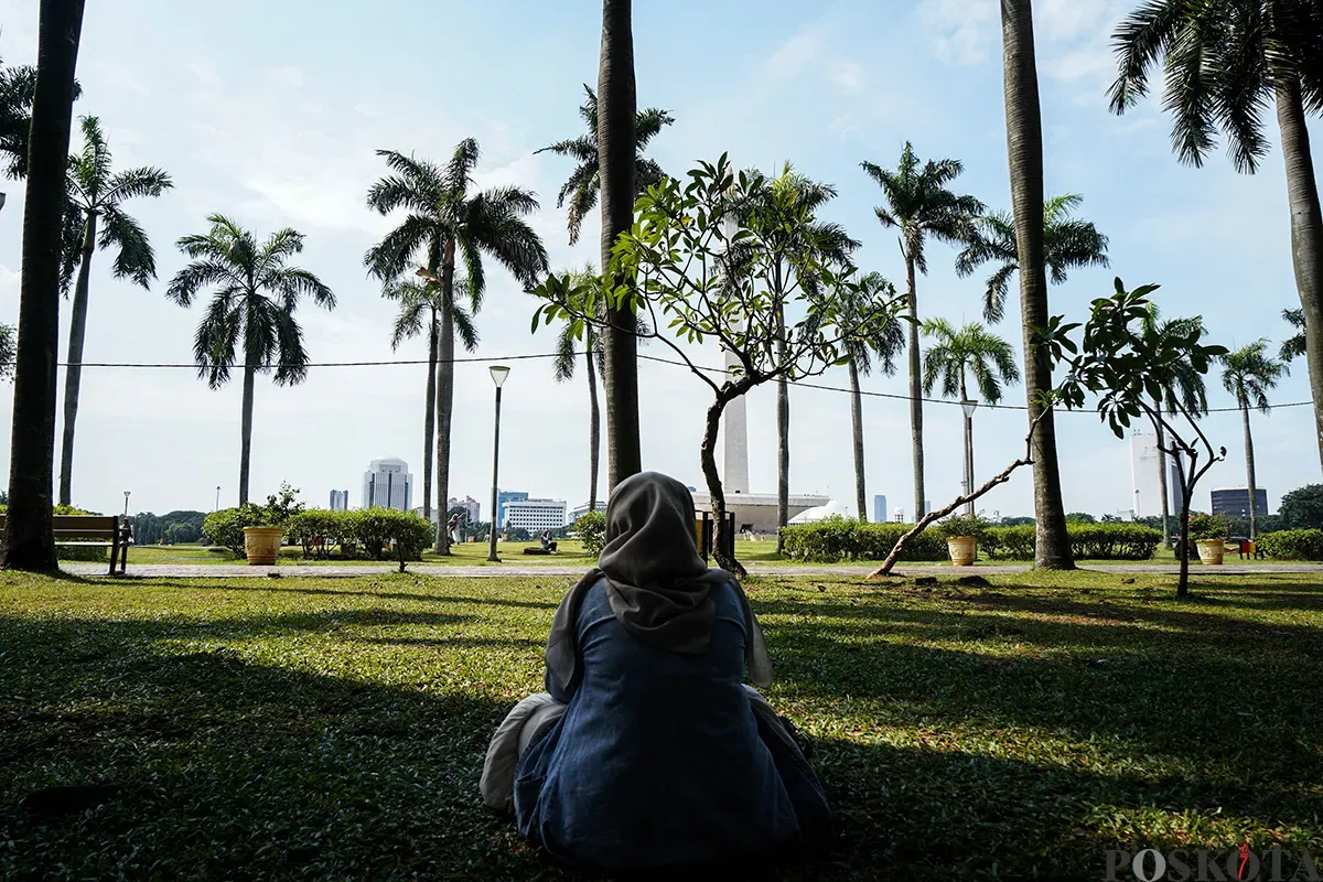 Pengunjung menikmati sejumlah fasilitas wisata yang tersedia di kawasan Tugu Monumen Nasional (Monas), Jakarta, Selasa, 13 Mei 2025. (Sumber: Poskota/Bilal Nugraha Ginanjar)
