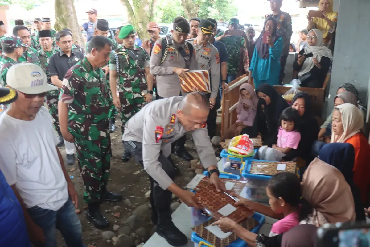 Kapolda Jawa Barat, Irjen Rudi Setiawan bersama Pangdam III Siliwangi Mayjen TNI Dadang Arif Abdurahman berkunjung ke rumah keluarga korban ledakan di Desa Sagara, Kecamatan Cibalong, Kabupaten Garut, Jawa Barat. (Sumber: Humas Polda Jawa Barat)