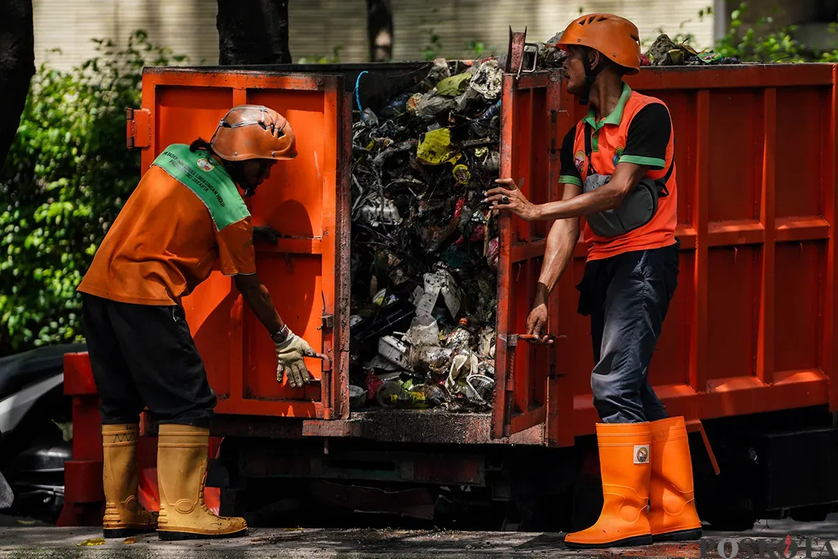 Petugas Unit Penanganan Sampah Badan Air (UPS Badan Air) Kecamatan Tanah Abang membersihkan tumpukan sampah yang mengendap di aliran Kali Cideng, Tanah Abang, Jakarta, Selasa, 13 Mei 2025. (Sumber: Poskota/Bilal Nugraha Ginanjar)