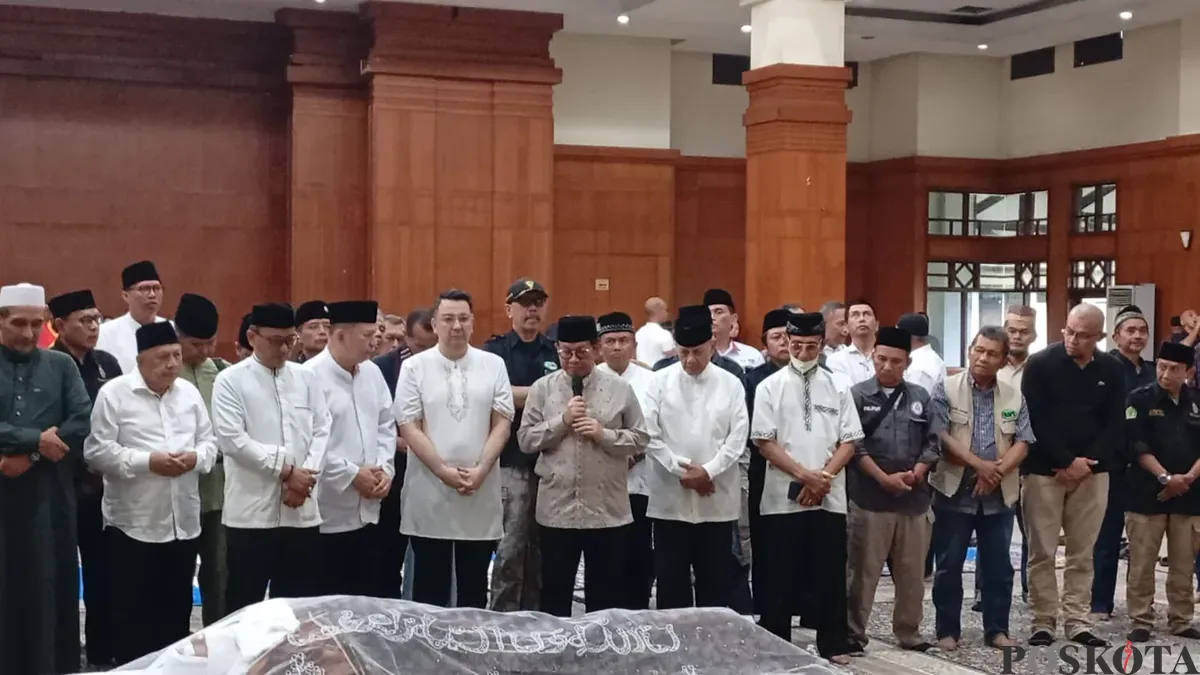 Gubernur Jakarta Pramono Anung saat memberikan ucapan belasungkawa kepada mantan Wakil Gubernur Jakarta periode 1984-1987 Mayor Jenderal (Mayjen) TNI (Purn) Eddie Mardjoeki Nalapraya. (Sumber: Poskota/M. Tegar Jihad)