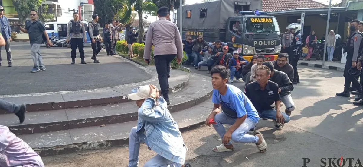 Puluhan pelaku premanisme digelandang ke Mapolres Garut beberapa waktu lalu. (Sumber: Poskota/Fani Ferdiansyah)