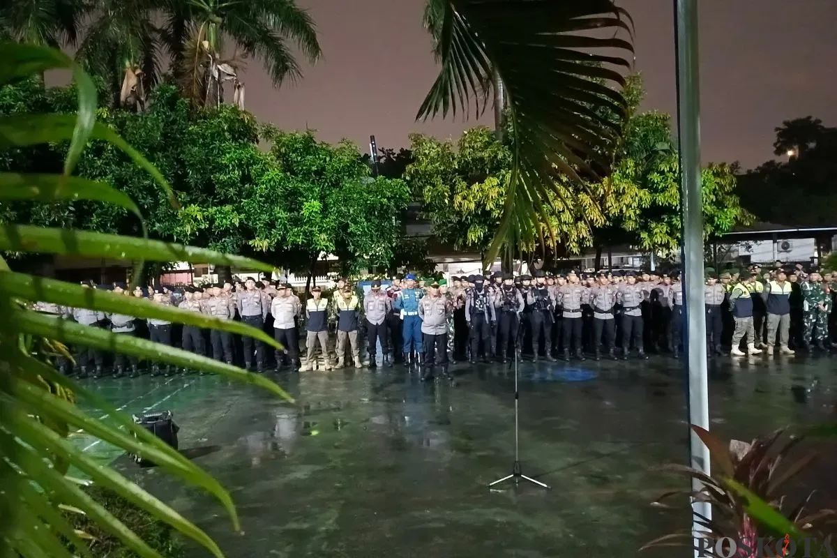 Polda Metro Jaya menggelar apel pelaksanaan Operasi Brantas Jaya 2025 di Polsek Kembangan, Jakarta Barat, Selasa, 13 Mei 2025, malam WIB. (Sumber: Poskota/Ali Mansur)