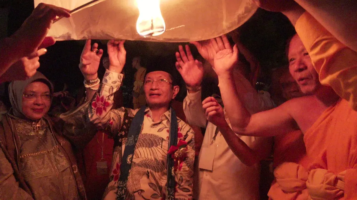 Menteri Agama Nasaruddin Umar saat menghadiri perayaan puncak Tri Suci Waisak 2569 BE Tahun 2025 di Candi Borobudur, Magelang, Jawa Tengah, Senin, 12 Mei 2025.