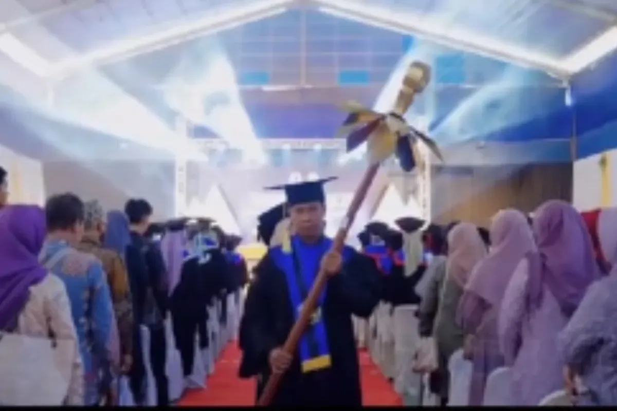 Momen prosesi wisuda SMK di Purwokerto mirip dengan wisuda Perguruan Tinggi. (Sumber: Tangkap Layar TikTok/@eliasvikaltumorang)