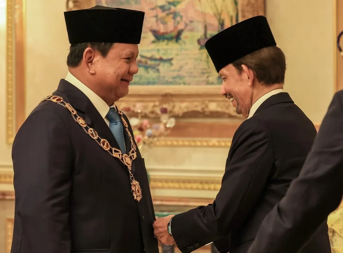 Presiden Republik Indonesia, Prabowo Subianto, menerima penghargaan kehormatan tertinggi dari Kesultanan Brunei Darussalam “Darjah Kerabat Laila Utama Yang Amat Dihormati” (D.K.L.U) dalam kunjungan kenegaraannya. (Sumber: Capture Instagram @Prabowo)