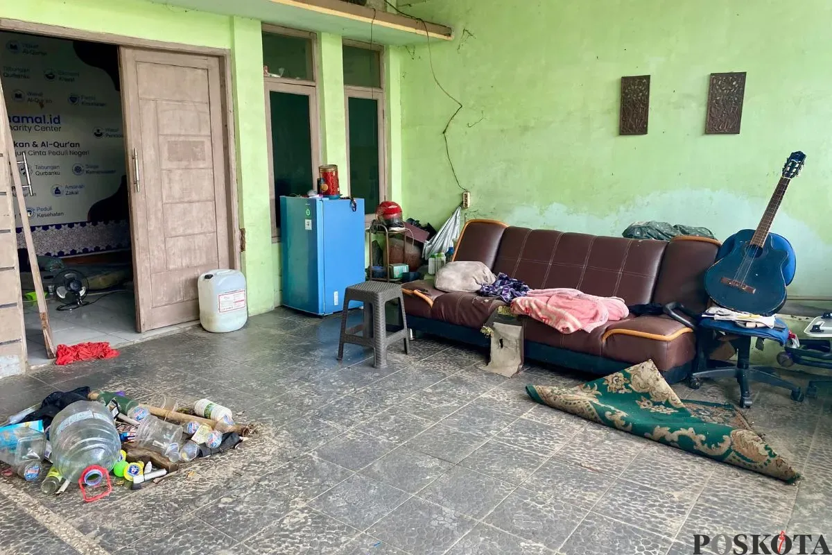Suasana rumah warga Paku Jaya, Kecamatan Serpong Utara, Kota Tangerang Selatan seusai tergenang banjir, Rabu, 14 Mei 2025. (Sumber: Poskota/Primayanti Juli Kumala)