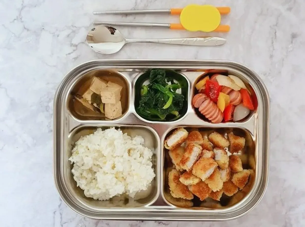 Program Makanan Bergizi Gratis (MBG) yang mulai diterapkan di sekolah-sekolah sejak Januari 2025 menuai beragam tanggapan dari publik. (Sumber: Pinterest)
