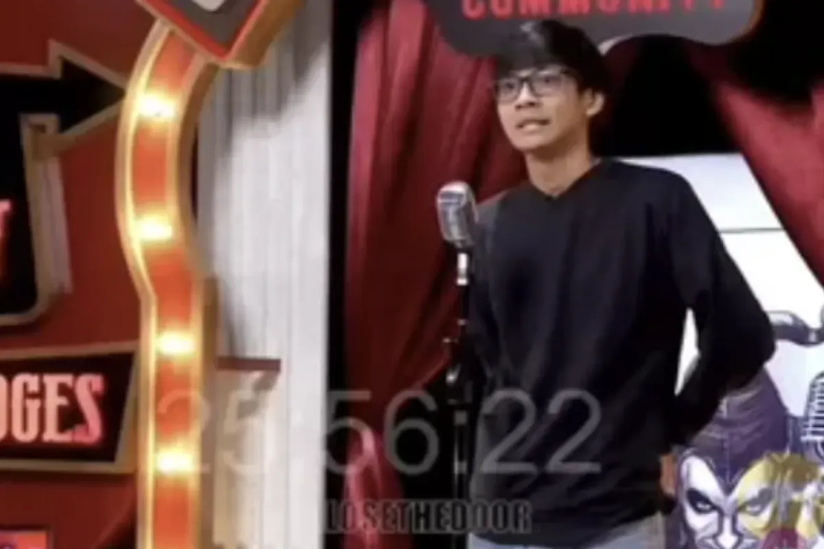 Fito Ditapradja saat tampil dalam acara stand-up comedy yang videonya viral karena menyindir Gubernur Jawa Barat, Dedi Mulyadi. (Sumber: TikTok/@kang.dedi.for.ri)